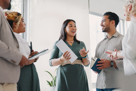 führungskräfte coaching, fuehrungskraefte beim diskutieren. Frau und Leiterin mit Team für Planung und Projektmanagement im Büro. Business Meeting