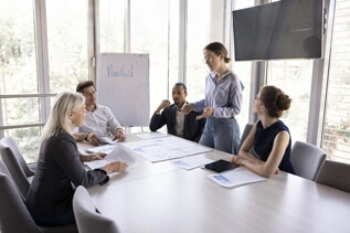 Junge Frau beim Vortrag im Meeting