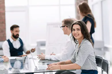 Resiliente Führungskräfte Training Junge Frau im Meeting