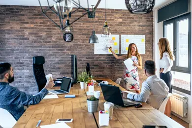 Resiliente Fuehrungskraefte Training Junge Frau im Meeting